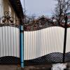 Secrets de construction: comment fabriquer soi-même une clôture peu coûteuse en carton ondulé dans le pays?