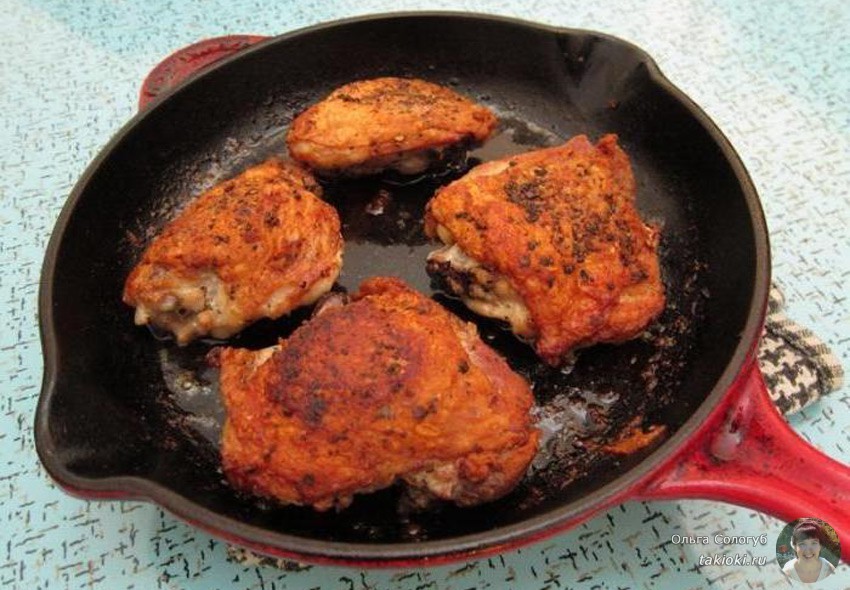 Рецепт вкусных бедер куриных на сковороде. Бедрышки куриные на сковороде. Жареные куриные бедра на сковороде. Вкусные куриные бедрышки на сковороде. Жареные бедра курицы на сковороде.